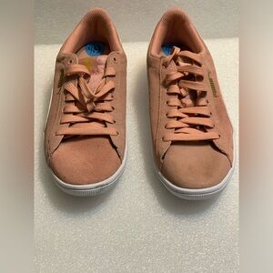 Puma Pink sneakers/tennis shoes size 6.5 *Only wore Once* 💚